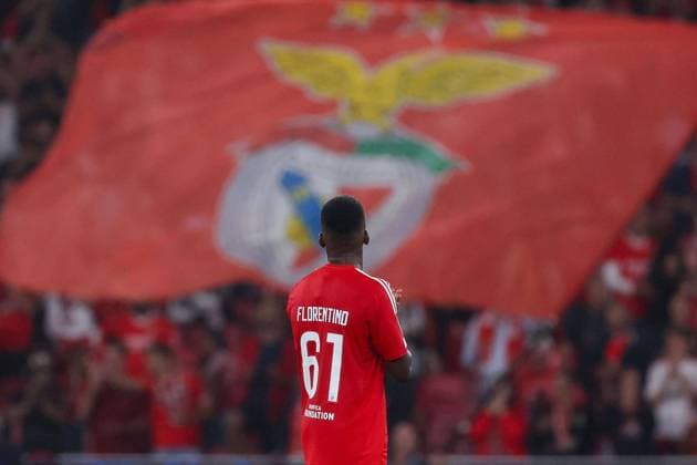 Portugal, Lisbon 2. October 2024 Uefa Champions League phase 2024 25 Matchday 2, S.L.Benfica - Atletico de Madrid v.l., Florentino Dias (S.L.Benfica), bedankt sich bei den Fans, bedanken, Dank. Mannschaft nach dem Spiel, after the match bedankt sich bei den Fans, applauds the fans Copyright: JoaquimxFerreira