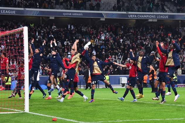 Lille players celebrate their side s victory after the UEFA Champions League match between Lille OSC and Real Madrid CF at Stade Pierre Mauroy on October 02, 2024 in Lille, France. ( Photo by federico pestellini panoramic ) - FOOTBALL : Lille vs Real Madrid - Ligue des Champions - 02 10 2024 FedericoPestellini Panoramic 