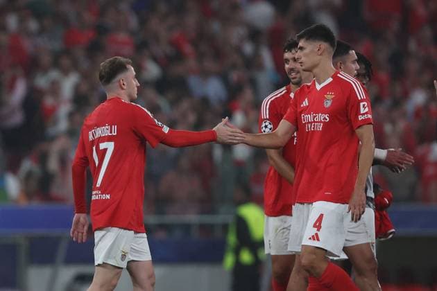 Portugal, Lisbon 2. October 2024 Uefa Champions League phase 2024 25 Matchday 2, S.L.Benfica - Atletico de Madrid v.l., Kerem Aktürkoglu (S.L.Benfica), Antonio Silva (S.L.Benfica) klatschen sich ab nach Spielende Copyright: JoaquimxFerreira