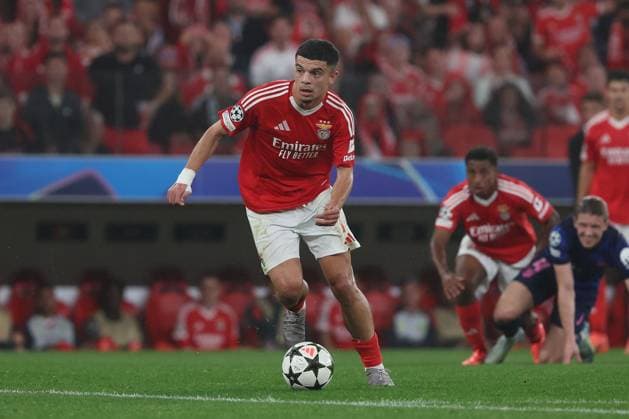 Portugal, Lisbon 2. October 2024 Uefa Champions League phase 2024 25 Matchday 2, S.L.Benfica - Atletico de Madrid v.l., Zeki Amdouni (S.L.Benfica) am Ball, Freisteller, Einzelbild, Ganzkörper, Aktion, Action, Spielszene Copyright: JoaquimxFerreira