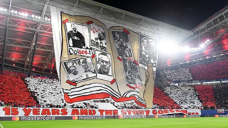 Fußball UEFA Champions League, Saison 2024 2025, Gruppenphase, 2. Spieltag, beim Spiel RB Leipzig gegen Juventus Turin (02.10.2024). 2:3 (1:0). Choreo der Fans von RB Leipzig vor dem Spiel RB Leipzig gegen Juventus Turin (02.10.2024). Zu sehen ist ein aufgeschlagenes Buch mit Bilder u.a. von Ex-Trainer Ralf Rangnick, Ex-Trainer Alexander Zorniger, Ex-Torhüter Fabio Coltorti, Ex-Spieler Emil Forsberg, ... und mehr. Dazu ist ein Spruch zu lesen >> 15 Years and the story goes on << Leipzig Sachsen Deutschland Red Bull Arena