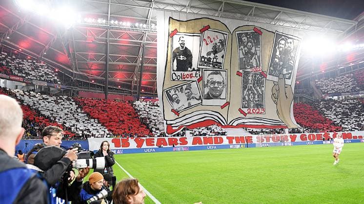 Fußball UEFA Champions League, Saison 2024 2025, Gruppenphase, 2. Spieltag, beim Spiel RB Leipzig gegen Juventus Turin (02.10.2024). 2:3 (1:0). Choreo der Fans von RB Leipzig vor dem Spiel RB Leipzig gegen Juventus Turin (02.10.2024). Zu sehen ist ein aufgeschlagenes Buch mit Bilder u.a. von Ex-Trainer Ralf Rangnick, Ex-Trainer Alexander Zorniger, Ex-Torhüter Fabio Coltorti, Ex-Spieler Emil Forsberg, ... und mehr. Dazu ist ein Spruch zu lesen >> 15 Years and the story goes on << Leipzig Sachsen Deutschland Red Bull Arena