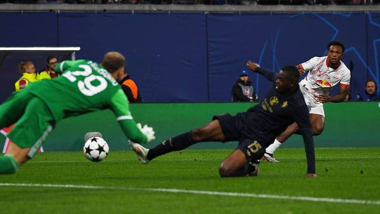 Fußball UEFA Champions League, Saison 2024 2025, Gruppenphase, 2. Spieltag, beim Spiel RB Leipzig gegen Juventus Turin (02.10.2024). Torschuss Lois Openda (Mittelstuermer RB Leipzig, Rueckennummer 11, 11) (re.) gegen Pierre Kalulu (Innenverteidiger Juventus Turin, Rückennummer 15) (Mitte) und Michele Di Gregorio (Torwart Juventus Turin, Rückennummer 29) (li.) beim Spiel RB Leipzig gegen Juventus Turin (02.10.2024). Leipzig Sachsen Deutschland Red Bull Arena