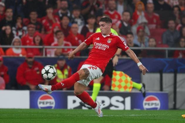 Portugal, Lisbon 2. October 2024 Uefa Champions League phase 2024 25 Matchday 2, S.L.Benfica - Atletico de Madrid v.l., Benjamin Rollheiser (S.L.Benfica) am Ball, Freisteller, Einzelbild, Ganzkörper, Aktion, Action, Spielszene Copyright: JoaquimxFerreira