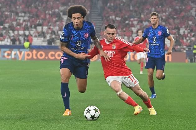 Portugal, Lisbon 2. October 2024 Uefa Champions League phase 2024 25 Matchday 2, S.L.Benfica - Atletico de Madrid v.l., Axel Witsel (AtlÃ tico Madrid), Kerem Aktürkoglu (S.L.Benfica), Zweikampf, Action, Aktion, Battles for the Ball Copyright: JoaquimxFerreira