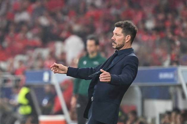 Portugal, Lisbon 2. October 2024 Uefa Champions League phase 2024 25 Matchday 2, S.L.Benfica - Atletico de Madrid v.l., headcoach, Trainer Diego Simeone (AtlÃ tico Madrid) gibt Anweisungen, gestikuliert, mit den Armen gestikulieren gives instructions, gesticulate. Copyright: JoaquimxFerreira