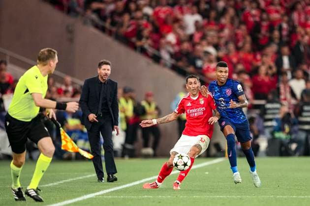 Ãngel Di Maria of Benfica e Samuel Lino of Atletico during the UEFA Champions League 2024 25 football match between SL Benfica and Atletico Madrid at Estadio da Luz in Lisbon, Portugal (Pedro Loureiro SPP) Copyright: xPedroxLoureiro SPPx spp-en-PeLo-pedroloureirobenxmad693