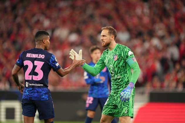 Jan Oblak and Reinildo Mandava of Atletico during the UEFA Champions League 2024 25 football match between SL Benfica and Atletico Madrid at Estadio da Luz in Lisbon, Portugal (Pedro Loureiro SPP) Copyright: xPedroxLoureiro SPPx spp-en-PeLo-pedroloureirobenxmad710