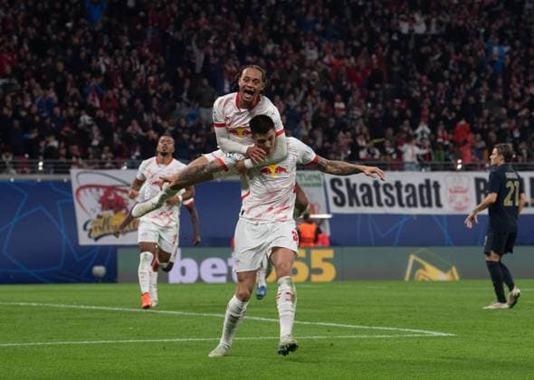 Fussball, Herren, Saison 2024 2025, Champions League (Ligaphase, 2. Spieltag), RB Leipzig - Juventus Turin, v. l. Xavi Simons (RB Leipzig), Benjamin Sesko (RB Leipzig), Jubel nach Tor zum 2:1, 02.10.2024, Copyright: xSebastianxRäppold MatthiasxKochx