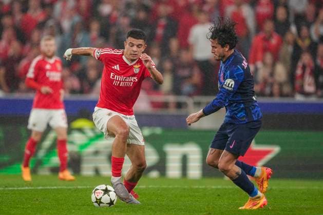 Zeki Amdouni of Benfica and Ãngel Correa of Atletico during the UEFA Champions League 2024 25 football match between SL Benfica and Atletico Madrid at Estadio da Luz in Lisbon, Portugal (Pedro Loureiro SPP) Copyright: xPedroxLoureiro SPPx spp-en-PeLo-pedroloureirobenxmad734