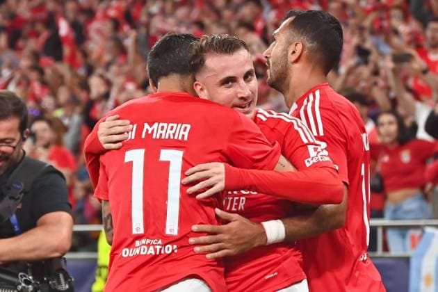 Portugal, Lisbon 2. October 2024 Uefa Champions League phase 2024 25 Matchday 2, S.L.Benfica - Atletico de Madrid v.l., Angel di Maria (S.L.Benfica) und Kerem Aktürkoglu (S.L.Benfica), Vangelis Pavlidis (S.L.Benfica) Torjubel, Goal celebration, celebrate the goal Copyright: JoaquimxFerreira