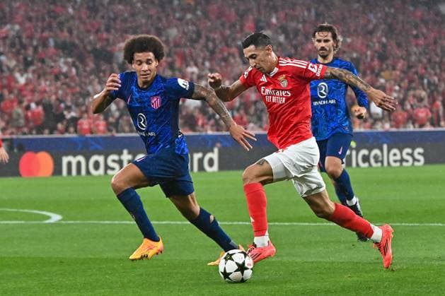 Portugal, Lisbon 2. October 2024 Uefa Champions League phase 2024 25 Matchday 2, S.L.Benfica - Atletico de Madrid v.l., Axel Witsel (AtlÃ tico Madrid), Angel di Maria (S.L.Benfica), Zweikampf, Action, Aktion, Battles for the Ball Copyright: JoaquimxFerreira
