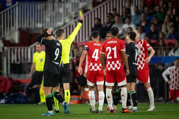 October 2, 2024, Girona, Milan, Italy: The referee show a yellow card during a UEFA Champions League match between Girona FC and Feyenoord at Estadi Municipal de Montilivi in Girona, Girona, Spain, on October 02 2024. Felipe Mondino CALCIO - UEFA Champions League - Girona vs Feyenoord  - ZUMAs349 20241002_zsa_s349_179 Copyright: xFelipexMondino IpaxSportx xIpa-Ax