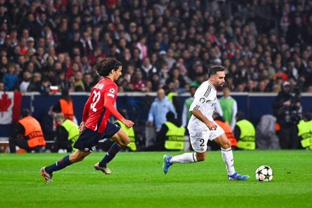 Ayyoub BOUADDI ( 32 - Lille ) and Dani Carvajal ( 2 - Real Madrid ) during the UEFA Champions League match between Lille OSC and Real Madrid CF at Stade Pierre Mauroy on October 02, 2024 in Lille, France. ( Photo by federico pestellini panoramic ) - FOOTBALL : Lille vs Real Madrid - Ligue des Champions - 02 10 2024 FedericoPestellini Panoramic 