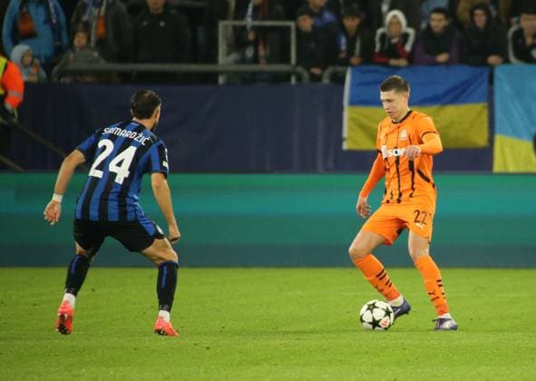 02.10.2024, xgrfx, Fussball UEFA Champions League, Schachtar Donezk - Atalanta Bergamo emspor, v.l. Lazar Samardzic (Atalanta Bergamo), Mykola Matviyenko (Schachtar Donezk) (DFL DFB REGULATIONS PROHIBIT ANY USE OF PHOTOGRAPHS as IMAGE SEQUENCES and or QUASI-VIDEO) Gelsenkirchen