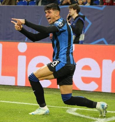 02.10.2024, xgrfx, Fussball UEFA Champions League, Schachtar Donezk - Atalanta Bergamo emspor, v.l. Tor, Raoul Bellanova (Atalanta Bergamo) (DFL DFB REGULATIONS PROHIBIT ANY USE OF PHOTOGRAPHS as IMAGE SEQUENCES and or QUASI-VIDEO) Gelsenkirchen