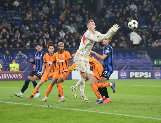02.10.2024, xgrfx, Fussball UEFA Champions League, Schachtar Donezk - Atalanta Bergamo emspor, v.l. Dmytro Riznyk (Schachtar Donezk) (DFL DFB REGULATIONS PROHIBIT ANY USE OF PHOTOGRAPHS as IMAGE SEQUENCES and or QUASI-VIDEO) Gelsenkirchen
