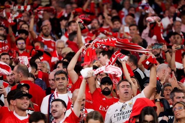 Portugal, Lisbon 2. October 2024 Uefa Champions League phase 2024 25 Matchday 2, S.L.Benfica - Atletico de Madrid v.l., S.L.Benfica Fans,Stimmung, Schals, Trikots, Emotionen Copyright: JoaquimxFerreira