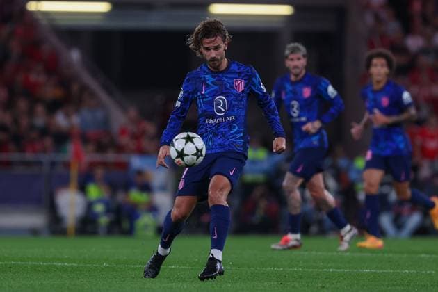 Portugal, Lisbon 2. October 2024 Uefa Champions League phase 2024 25 Matchday 2, S.L.Benfica - Atletico de Madrid v.l., Antoine Griezmann (AtlÃ tico Madrid) am Ball, Freisteller, Einzelbild, Ganzkörper, Aktion, Action, Spielszene Copyright: JoaquimxFerreira