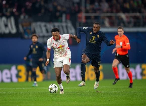 Fussball, Herren, Saison 2024 2025, Champions League (Ligaphase, 2. Spieltag), RB Leipzig - Juventus Turin, v. l. Lois Openda (RB Leipzig), Pierre Kalulu (Juventus Turin) , 02.10.2024, Copyright: xSebastianxRäppold MatthiasxKochx