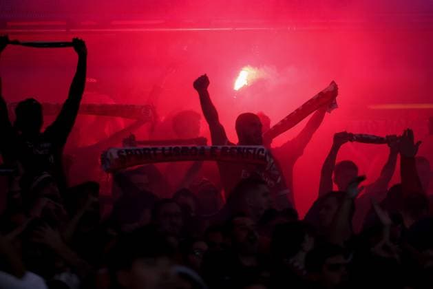 Portugal, Lisbon 2. October 2024 Uefa Champions League phase 2024 25 Matchday 2, S.L.Benfica - Atletico de Madrid v.l., Benfica Fans Pyrotechnik, Pyro, Rauch, Feuer, Randale, Bengalos, Rauchbomben, pirotecnica, fumo, fuoco, Wunderkerzen Copyright: JoaquimxFerreira