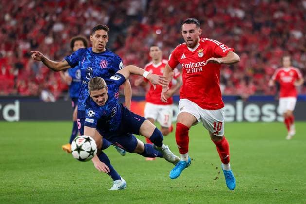 Portugal, Lisbon 2. October 2024 Uefa Champions League phase 2024 25 Matchday 2, S.L.Benfica - Atletico de Madrid v.l., Conor Gallagher (AtlÃ tico Madrid), Orkun Kokcu (S.L.Benfica) Zweikampf, Action, Aktion, Battles for the Ball Copyright: JoaquimxFerreira