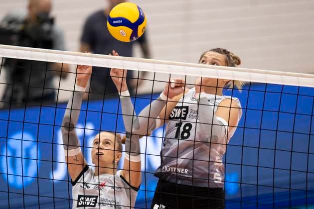 1. Volleyball Bundesliga Frauen: Schwarz-Weiss Erfurt vs. Dresdner SC; Erfurt; 02.10.2024 Lara Alyssa Darowski ( 13; Schwarz-Weiss Erfurt) (links) und Kaylee Oscarson ( 18; Schwarz-Weiss Erfurt) (rechts) 1. Volleyball Bundesliga Frauen: Schwarz-Weiss Erfurt vs. Dresdner SC; Riethsporthalle Erfurt; 02.10.2024 Copyright: xBEAUTIFULxSPORTS Duehringx