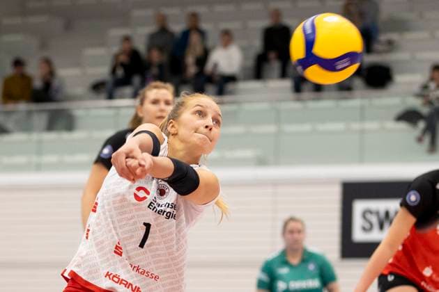1. Volleyball Bundesliga Frauen: Schwarz-Weiss Erfurt vs. Dresdner SC; Erfurt; 02.10.2024 Patricia Nestler ( 1; Dresdner SC) 1. Volleyball Bundesliga Frauen: Schwarz-Weiss Erfurt vs. Dresdner SC; Riethsporthalle Erfurt; 02.10.2024 Copyright: xBEAUTIFULxSPORTS Duehringx