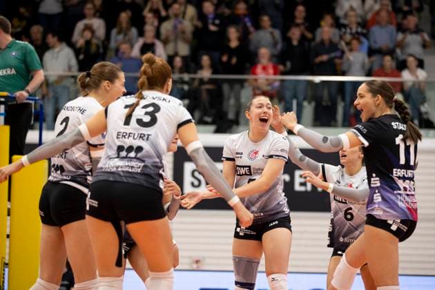 1. Volleyball Bundesliga Frauen: Schwarz-Weiss Erfurt vs. Dresdner SC; Erfurt; 02.10.2024 Isabella Noble ( 5; Schwarz-Weiss Erfurt) (Bildmitte) und Mannschaft 1. Volleyball Bundesliga Frauen: Schwarz-Weiss Erfurt vs. Dresdner SC; Riethsporthalle Erfurt; 02.10.2024 Copyright: xBEAUTIFULxSPORTS Duehringx