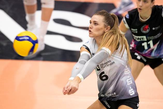 1. Volleyball Bundesliga Frauen: Schwarz-Weiss Erfurt vs. Dresdner SC; Erfurt; 02.10.2024 Kira Thomsen ( 6; Schwarz-Weiss Erfurt) 1. Volleyball Bundesliga Frauen: Schwarz-Weiss Erfurt vs. Dresdner SC; Riethsporthalle Erfurt; 02.10.2024 Copyright: xBEAUTIFULxSPORTS Duehringx