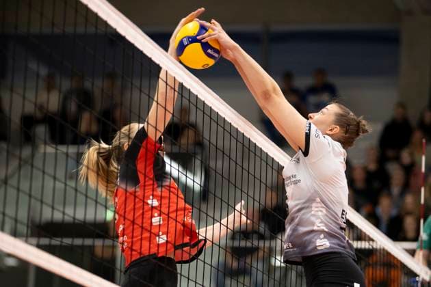 1. Volleyball Bundesliga Frauen: Schwarz-Weiss Erfurt vs. Dresdner SC; Erfurt; 02.10.2024 Isabella Noble ( 5; Schwarz-Weiss Erfurt) gegen Emma Scarlett Clothier ( 16; Dresdner SC) 1. Volleyball Bundesliga Frauen: Schwarz-Weiss Erfurt vs. Dresdner SC; Riethsporthalle Erfurt; 02.10.2024 Copyright: xBEAUTIFULxSPORTS Duehringx