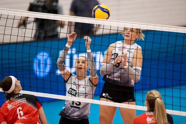1. Volleyball Bundesliga Frauen: Schwarz-Weiss Erfurt vs. Dresdner SC; Erfurt; 02.10.2024 Lara Alyssa Darowski ( 13; Schwarz-Weiss Erfurt) (links) und Kaylee Oscarson ( 18; Schwarz-Weiss Erfurt) (rechts) 1. Volleyball Bundesliga Frauen: Schwarz-Weiss Erfurt vs. Dresdner SC; Riethsporthalle Erfurt; 02.10.2024 Copyright: xBEAUTIFULxSPORTS Duehringx