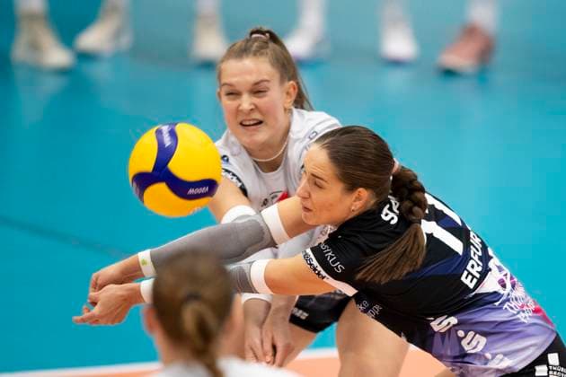 1. Volleyball Bundesliga Frauen: Schwarz-Weiss Erfurt vs. Dresdner SC; Erfurt; 02.10.2024 Mia Anna Stauß ( 11; Schwarz-Weiss Erfurt) und Pia Mohr ( 10; Schwarz-Weiss Erfurt) (dahinter) 1. Volleyball Bundesliga Frauen: Schwarz-Weiss Erfurt vs. Dresdner SC; Riethsporthalle Erfurt; 02.10.2024 Copyright: xBEAUTIFULxSPORTS Duehringx