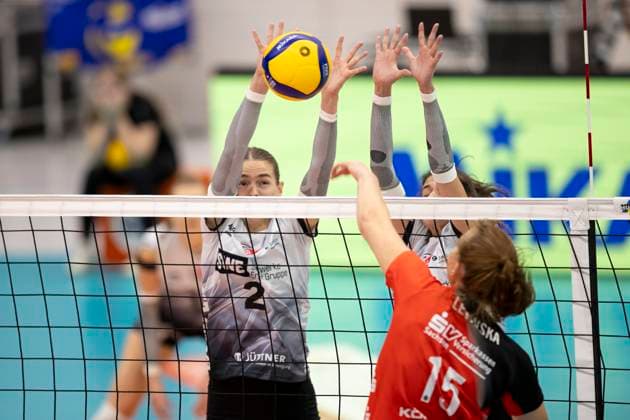 1. Volleyball Bundesliga Frauen: Schwarz-Weiss Erfurt vs. Dresdner SC; Erfurt; 02.10.2024 Elizabeth Sandbothe ( 2; Schwarz-Weiss Erfurt) (links) und Ana Krulj ( 3; Schwarz-Weiss Erfurt) (rechts) gegen Marta Kame?lija Levinska ( 15; Dresdner SC) 1. Volleyball Bundesliga Frauen: Schwarz-Weiss Erfurt vs. Dresdner SC; Riethsporthalle Erfurt; 02.10.2024 Copyright: xBEAUTIFULxSPORTS Duehringx