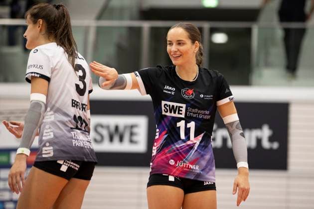 1. Volleyball Bundesliga Frauen: Schwarz-Weiss Erfurt vs. Dresdner SC; Erfurt; 02.10.2024 Mia Anna Stauß ( 11; Schwarz-Weiss Erfurt) und Ana Krulj ( 3; Schwarz-Weiss Erfurt) 1. Volleyball Bundesliga Frauen: Schwarz-Weiss Erfurt vs. Dresdner SC; Riethsporthalle Erfurt; 02.10.2024 Copyright: xBEAUTIFULxSPORTS Duehringx