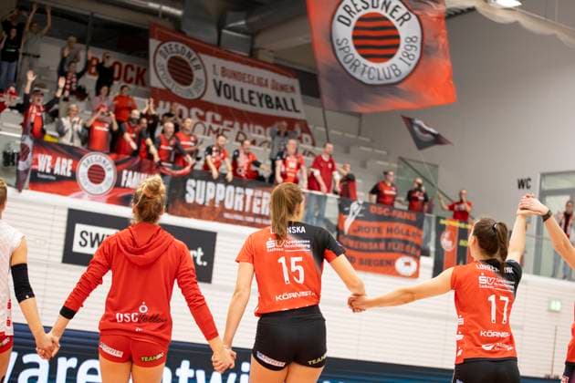 1. Volleyball Bundesliga Frauen: Schwarz-Weiss Erfurt vs. Dresdner SC; Erfurt; 02.10.2024 Jubel, Mannschaft und Fans 1. Volleyball Bundesliga Frauen: Schwarz-Weiss Erfurt vs. Dresdner SC; Riethsporthalle Erfurt; 02.10.2024 Copyright: xBEAUTIFULxSPORTS Duehringx