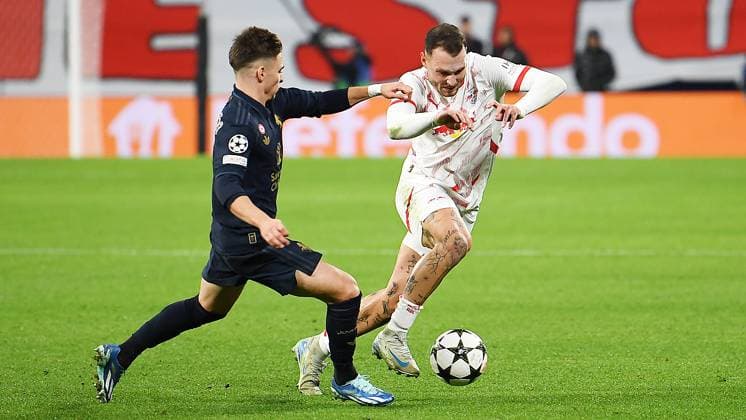Fußball UEFA Champions League, Saison 2024 2025, Gruppenphase, 2. Spieltag, RB Leipzig gegen Juventus Turin (02.10.2024) 2:3 (1:0). Zweikampf um den Ball zwischen David Raum (Linker Verteidiger RB Leipzig, Rueckennummer 22, 22) (re.) und Francisco Conceiçao (Rechtsaußen Juventus Turin, Rückennummer 7) (li.) beim Spiel RB Leipzig gegen Juventus Turin (02.10.2024). Leipzig Sachsen Deutschland Red Bull Arena