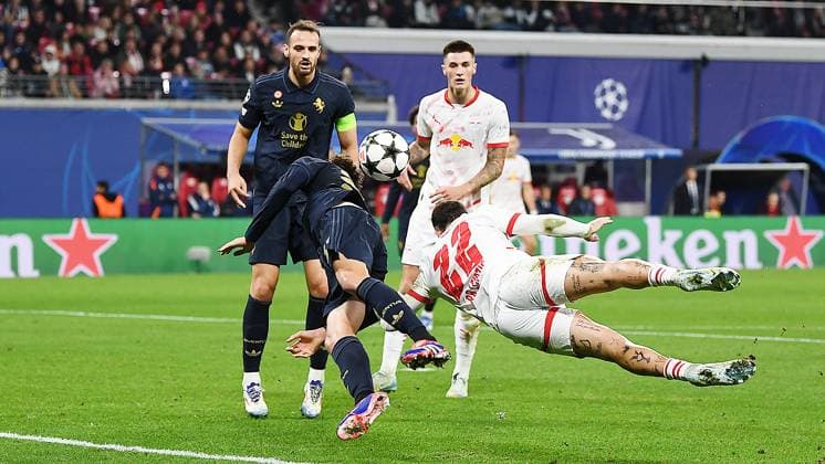 Fußball UEFA Champions League, Saison 2024 2025, Gruppenphase, 2. Spieltag, RB Leipzig gegen Juventus Turin (02.10.2024) 2:3 (1:0). Kopfballduell zwischen David Raum (Linker Verteidiger RB Leipzig, Rueckennummer 22, 22) (re.) und Nicolò Savona (Rechter Verteidiger Juventus Turin, Rückennummer 37) (li.) beim Spiel RB Leipzig gegen Juventus Turin (02.10.2024). Federico Gatti (Innenverteidiger Juventus Turin, Rückennummer 4) (li.) und Benjamin Sesko (Mittelstuermer RB Leipzig, Rueckennummer 30, 30) (2.v.r.) schauen zu. Leipzig Sachsen Deutschland Red Bull Arena
