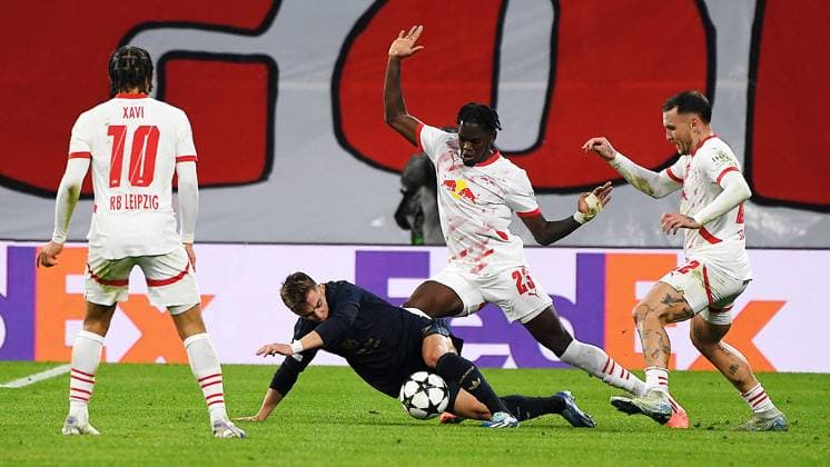 Fußball UEFA Champions League, Saison 2024 2025, Gruppenphase, 2. Spieltag, RB Leipzig gegen Juventus Turin (02.10.2024) 2:3 (1:0). Zweikampf um den Ball zwischen Castello Lukeba (Innenverteidiger RB Leipzig, Rueckennummer 23, 23) (2.v.r.) und Francisco Conceicao (Rechtsaußen Juventus Turin, Rückennummer 7) (2.v.l.) beim Spiel RB Leipzig gegen Juventus Turin (02.10.2024). Leipzig Sachsen Deutschland Red Bull Arena
