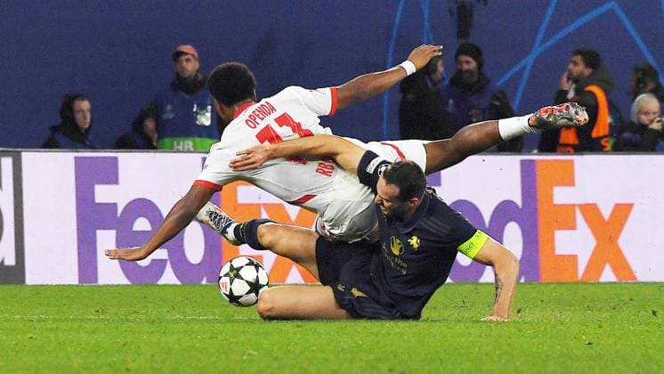 Fußball UEFA Champions League, Saison 2024 2025, Gruppenphase, 2. Spieltag, RB Leipzig gegen Juventus Turin (02.10.2024) 2:3 (1:0). Zweikampf um den Ball zwischen Lois Openda (Mittelstuermer RB Leipzig, Rueckennummer 11, 11) (li.) und Federico Gatti (Innenverteidiger Juventus Turin, Rückennummer 4) (re.) beim Spiel RB Leipzig gegen Juventus Turin (02.10.2024). Leipzig Sachsen Deutschland Red Bull Arena