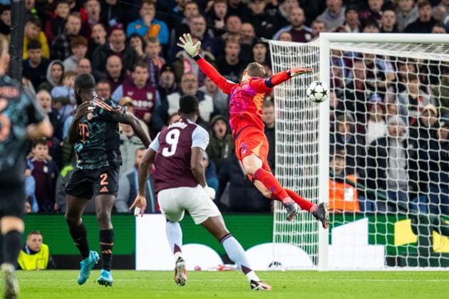 Sport Themen der Woche KW40 Sport Bilder des Tages Aston Villa v Bayern Munich Champions League 02 10 2024. GOAL scores 1-0 Aston Villa forward Jhon Duran (9) lobs Bayern Munich goalkeeper Manuel Neuer (1) during the Champions League match between Aston Villa and Bayern Munich at Villa Park, Birmingham, England on 2 October 2024. Birmingham Villa Park West Midlands England Editorial use only , Copyright: xManjitxNarotrax PSI-20544-0077