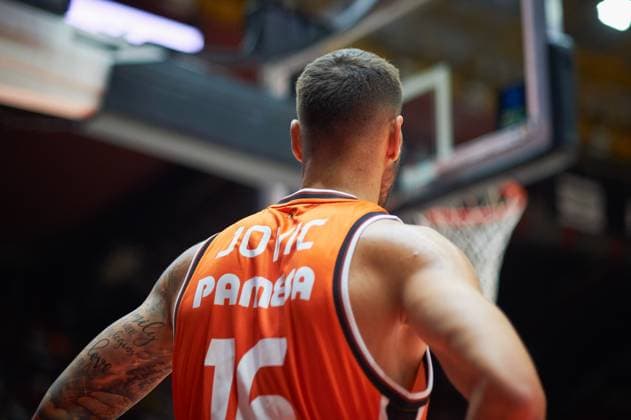 October 2, 2024, Valencia, Spain: Stefan Jovic of Valencia basket seen during the BKT EuroCup Regular Season Round 2 at Pabellon Fuente de San Luis. Final score; Valencia Basket 105 : 78 Veolia Hamburg Towers Valencia Spain - ZUMAs197 20241002_aaa_s197_135 Copyright: xVicentexVidalxFernandezx