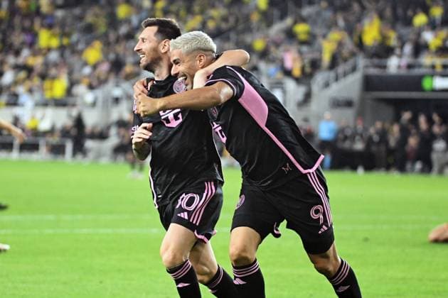 Bilder des Jahres 2024, Sport 10 Oktober Sport Themen der Woche KW40 Sport Bilder des Tages October 2, 2024: Inter Miami forward Luis SuoÂ¡rez (9) celebrates his second half goal against the Columbus Crew with Inter Miami forward Lionel Messi (10) in Columbus, Ohio. Cal Media Columbus USA - ZUMAc04_ 20241002_zma_c04_082 Copyright: xBrentxClarkx