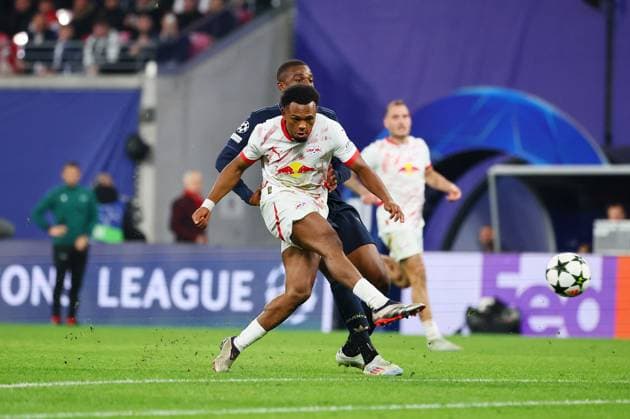 RB Leipzig - Juventus Turin Champions League Leipzig, 02.10.2024, Red Bull Arena, Fussball, UEFA Champions League, Spieltag 2 , RB LEIPZIG vs. JUVENTUS FC TURIN 2:3 (1:0) , Im Bild: Lois Openda (11, RB Leipzig) vor Pierre Kalulu (15, JUVE) ,