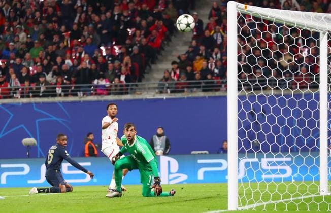 RB Leipzig - Juventus Turin Champions League Leipzig, 02.10.2024, Red Bull Arena, Fussball, UEFA Champions League, Spieltag 2 , RB LEIPZIG vs. JUVENTUS FC TURIN 2:3 (1:0) , Torchance RB Leipzig. Im Bild: Der Schuss von Lois Openda (11, RB Leipzig) verfelt knapp das Tor von Torwart Mattia Perin (1, JUVE) ,