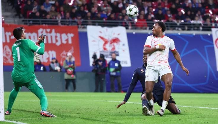 RB Leipzig - Juventus Turin Champions League Leipzig, 02.10.2024, Red Bull Arena, Fußball, UEFA Champions League, 2. Spieltag , RB Leipzig vs. Juventus Turin 2:3 (1:0) , Im Bild von links: Torwart Mattia Perin (1, JUVE), Pierre Kalulu (15, JUVE), Lois Openda (11, RB Leipzig). , Nur zur redaktionellen Nutzung. Only editorial use. , UEFA regulations prohibit any use of photographs as image sequences and or quasi-video. ,