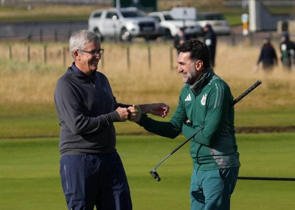 PGA, Golf Herren Tour Commissioner Jay Monahan bumps fists with LIV Golf & Newcastle United fc Chairman His Excellency Yasir Al Rumayyan on the 18th hole. Alfred Dunhill Links Championship 2024, Day One, Golf, The Belfry, Angus and Fife, Scotland, UK - 03 Oct 2024  Copyright: xStuartxWallace Shutterstockx 14751990j