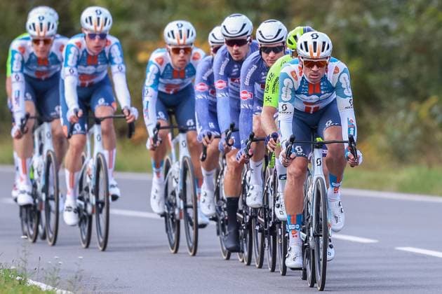 Radsport UCI ProSeries Men Elite 18. Sparkassen Münsterland Giro am 03.10.2024 in Münster Das Peloton, vorne Alexander Edmondson ( Team DSM-Firmenich PostNL )
