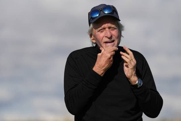 Michael Douglas applies sunscreen at the 2nd tee. Alfred Dunhill Links Championship 2024, Day One, Golf, The Belfry, Angus and Fife, Scotland, UK - 03 Oct 2024  Copyright: xStuartxWallace Shutterstockx 14751990bb