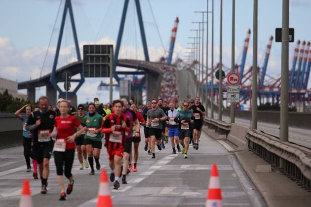 Sport Themen der Woche KW40 Sport Bilder des Tages Teilnehmer und Teilnehmerinnen beim Köhlbrandbrückenlauf in Hamburg. *** Participants in the Köhlbrand Bridge Run in Hamburg
